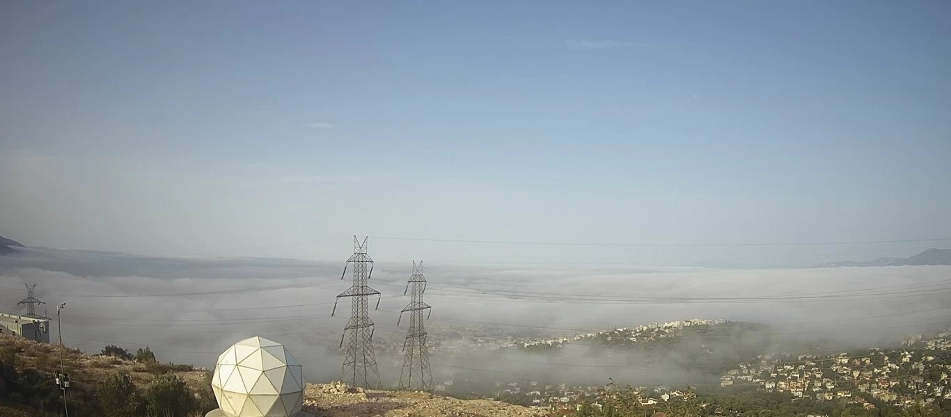 Απίστευτη ομίχλη και υγρασία κάλυψε τον ουρανό της Αττικής (βίντεο)